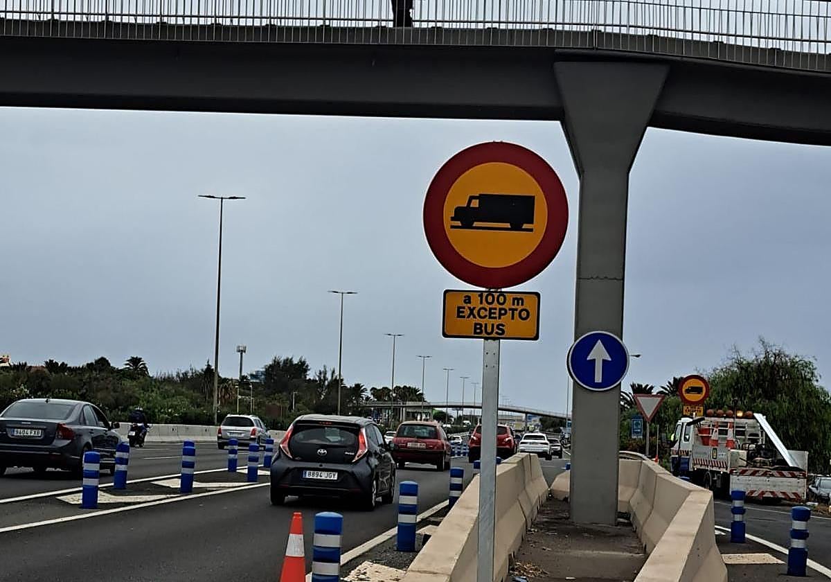 Señal de prohibición de paso de vehículos pesados colocada este lunes en la vía de servicio.