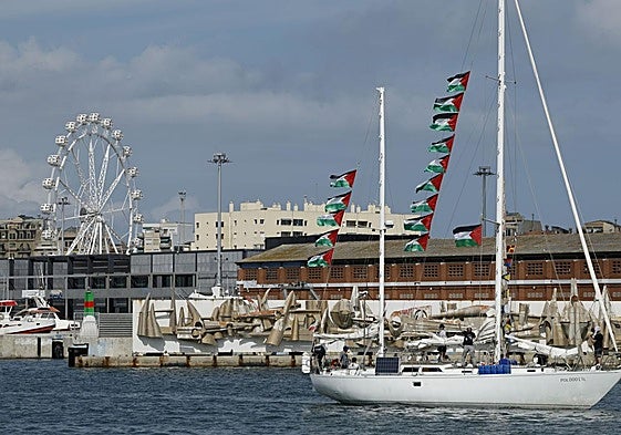 Uno de los barcos de la flotilla, en Barcelona.