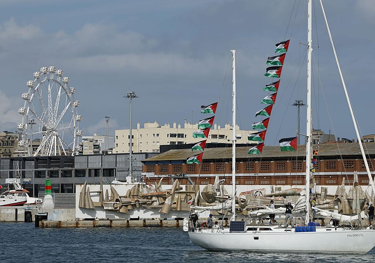 Uno de los barcos de la flotilla, en Barcelona.