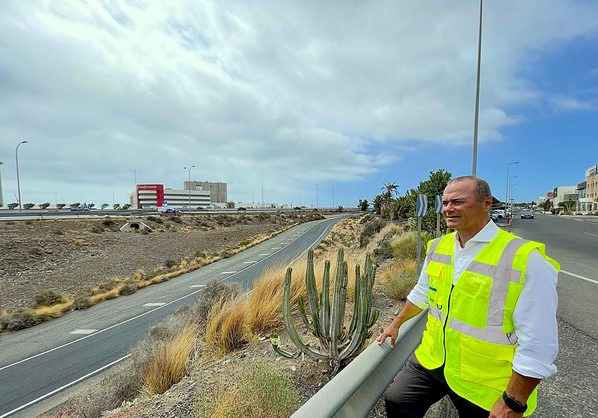 Augusto Hidalgo supervisó este lunes las mejoras en un tramo de los viales de servicio de Santa Lucía.