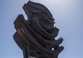 El deterioro de 'La Mirada', de 26 metros de altura, a simple vista.