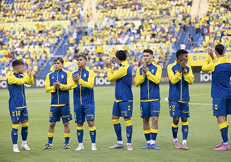 Saludo de los jugadores al público antes del partido ante el Málaga