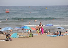Imagen de turistas en una playa de las islas.