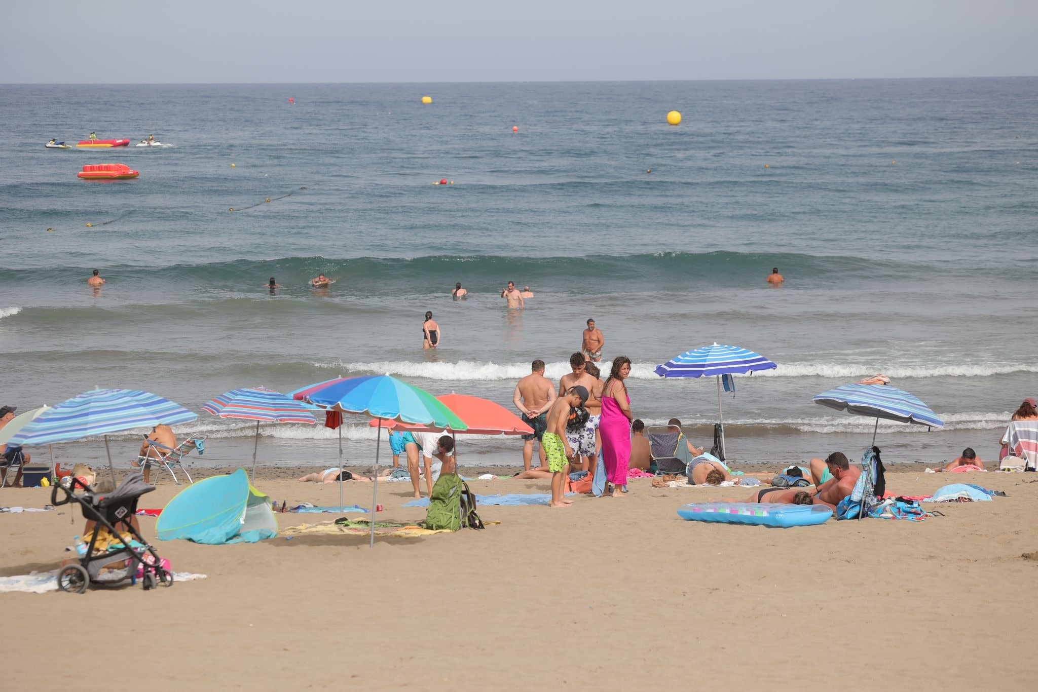 Imagen de turistas en una playa de las islas.