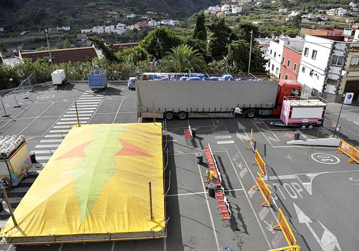 Imagen de los preparativos de la Fiesta del Pino.