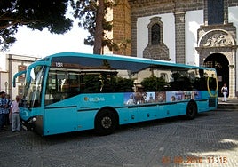 Una guagua de Global frente a la Basílica de Teror.