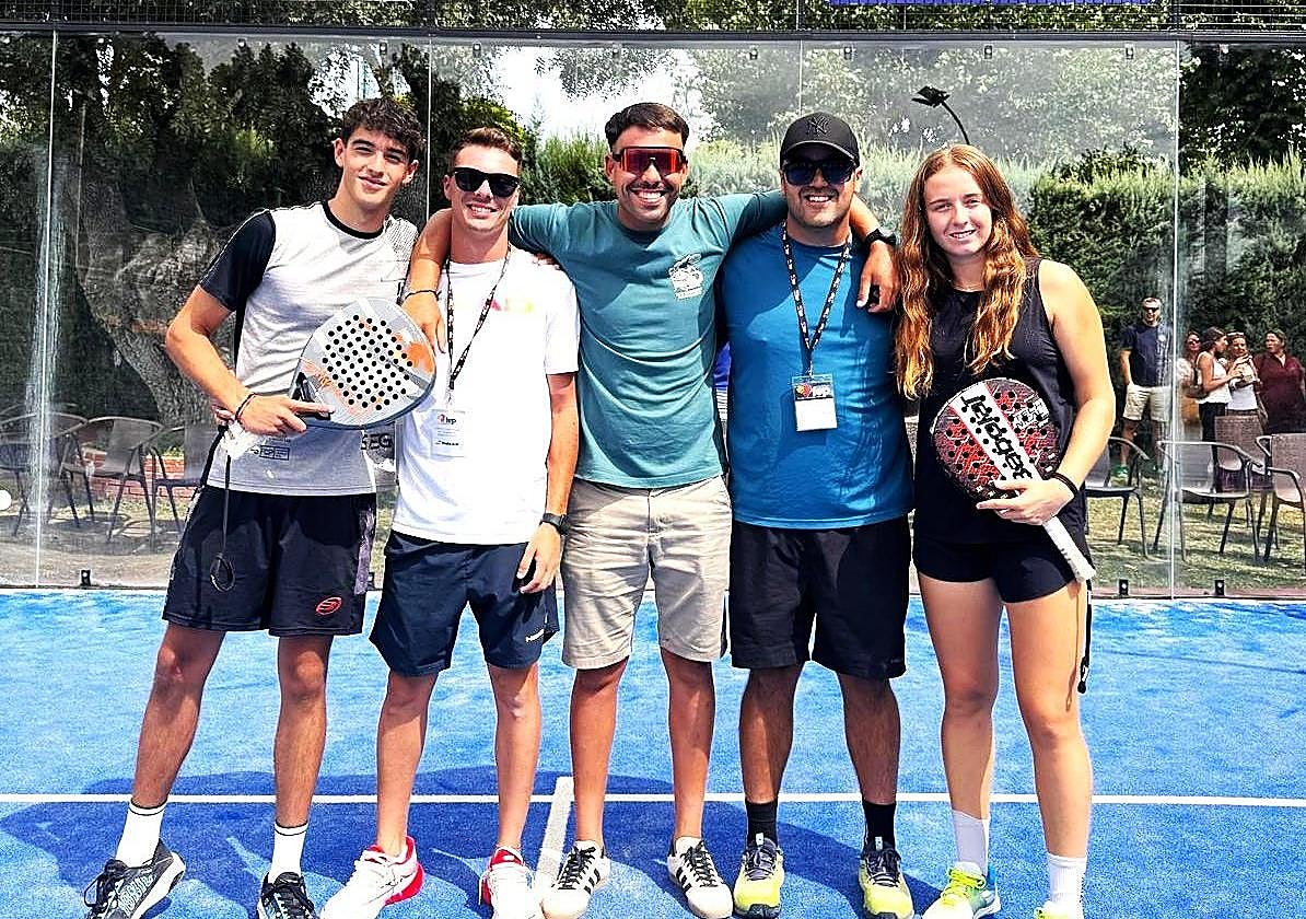 Bentahor Espino y Raquel Eugenio, con sus técnicos en el Club La Calzada.