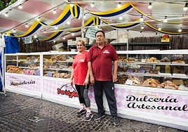 Ana Medina y David Rodríguez duplican la mercancía de su puesto en vistas a los días grandes de las fiestas de Teror.