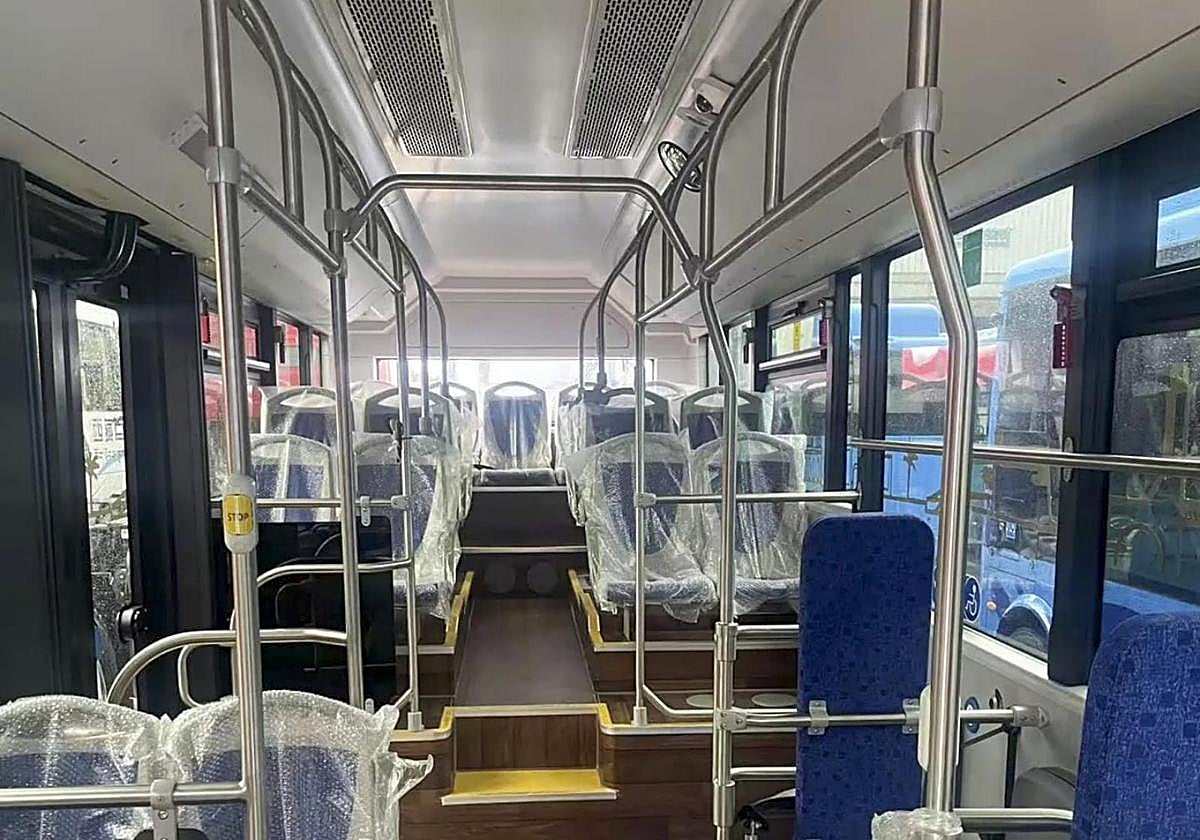 Interior de una de las nuevas guaguas.