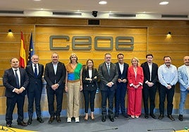 Imagen de Poli Suárez y Ángel Sabroso, en la sede de la Confederación Española de Organizaciones Empresariales (CEOE) en Madrid.