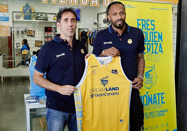 Willy Villar -izquierda- presentó a Angola como nuevo jugador del Granca.