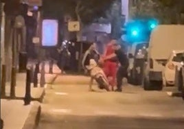 Imagen de los tres jóvenes que supuestamente robaron la moto.