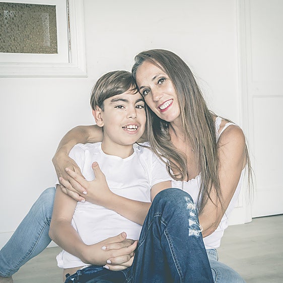 Eidher y su madre Jessica Portillo posando en una imagen reciente.