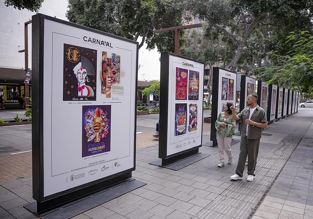 La alcaldesa Carolina Darias y Josué Quevedo, director artístico, recorren la exposición.