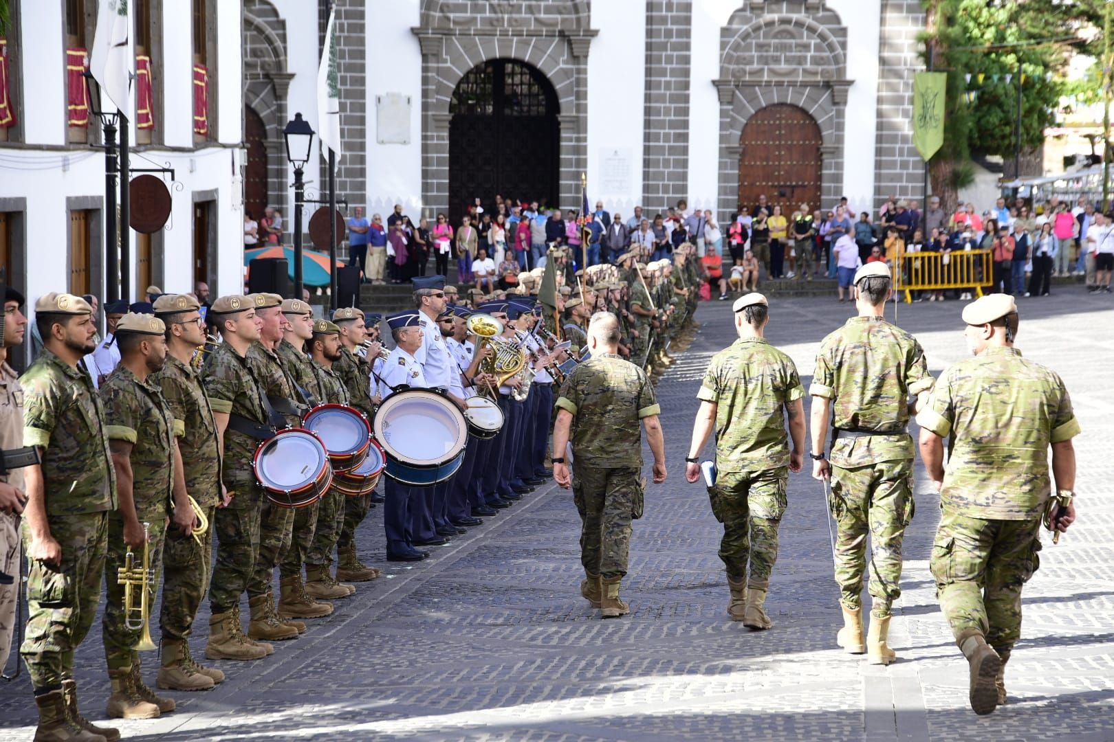 Imagen principal - Teror acoge el ensayo del desfile militar del Día del Pino