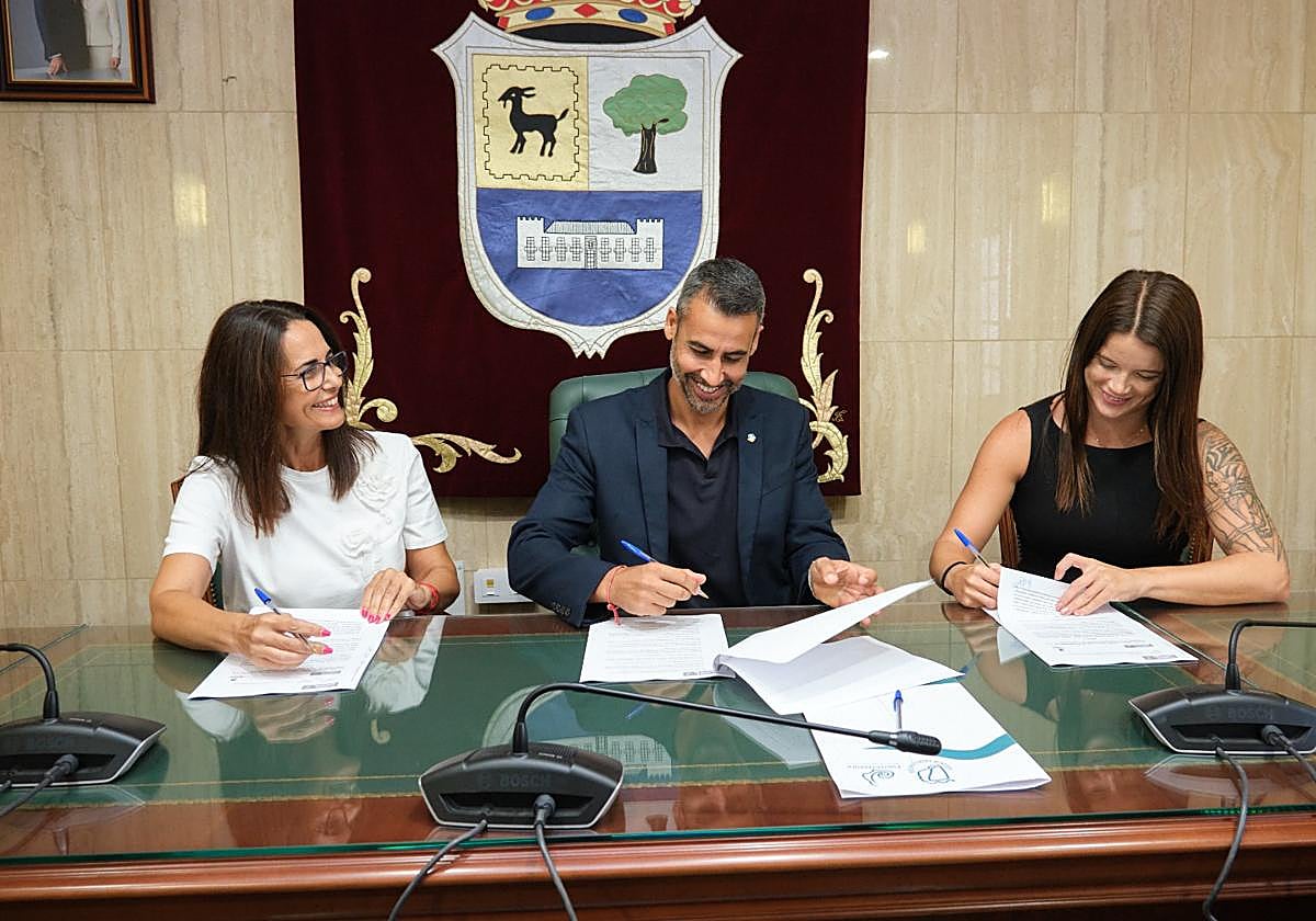 Protagonistas de la firma del acuerdo.