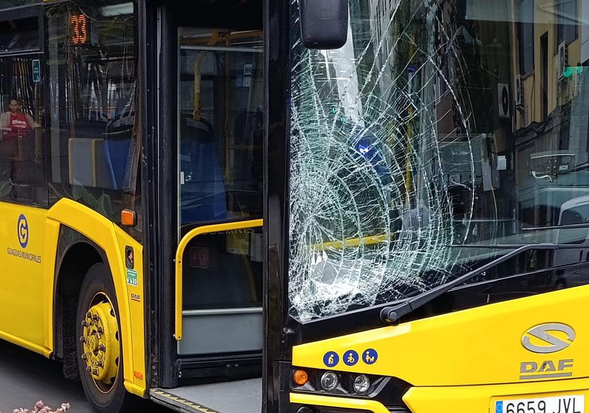 Imagen de la guagua tras el atropello.