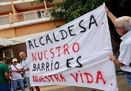 Concentración de protesta de vecinos de Las Torres, este jueves, ante las oficinas municipales.