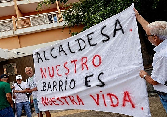 Concentración de protesta de vecinos de Las Torres, este jueves, ante las oficinas municipales.