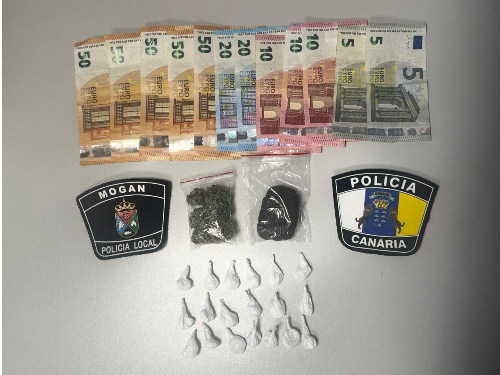 Sustancia y dinero incautado en la detención.