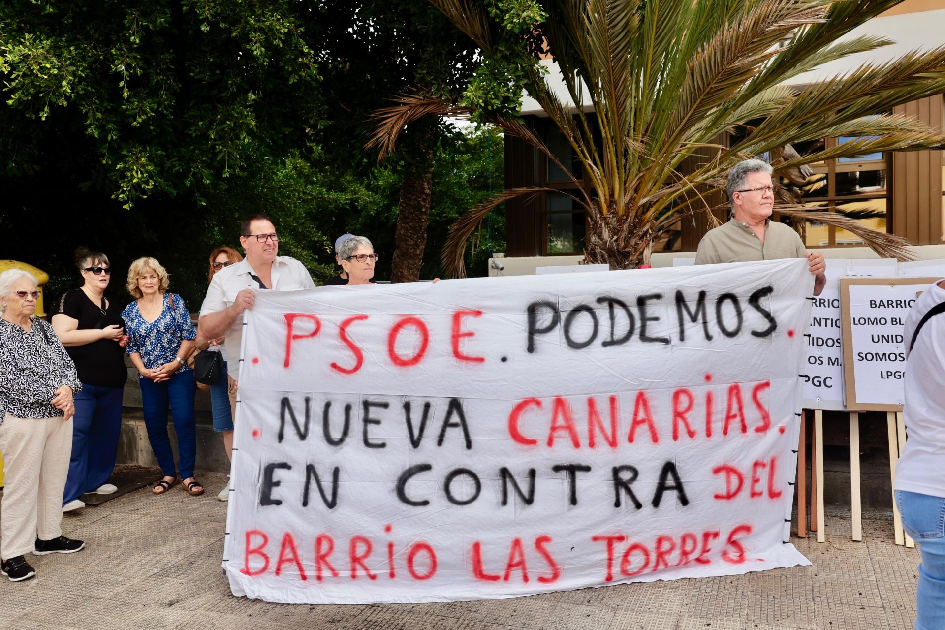 Los vecinos de Las Torres protestan frente a las oficinas municipales