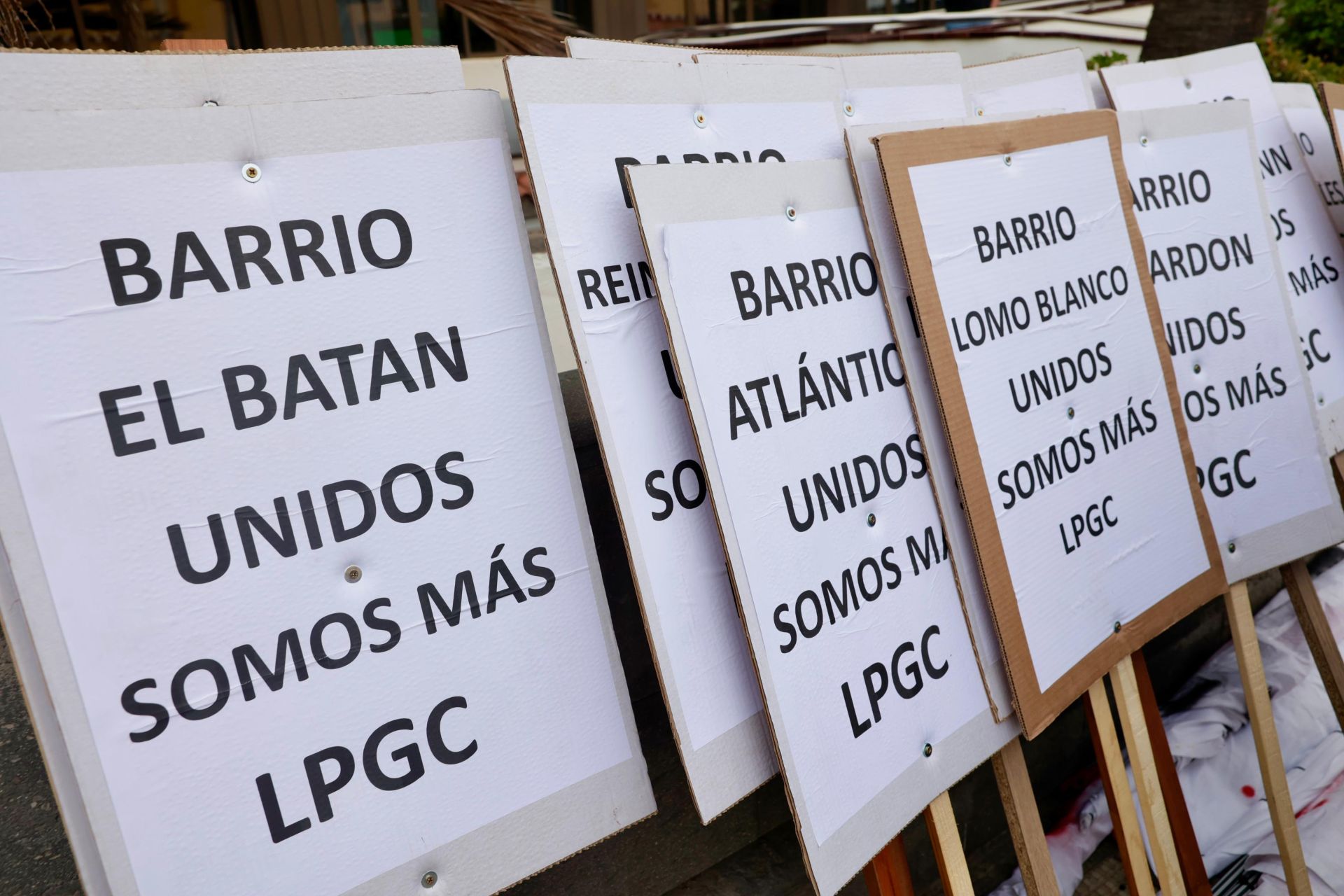 Los vecinos de Las Torres protestan frente a las oficinas municipales