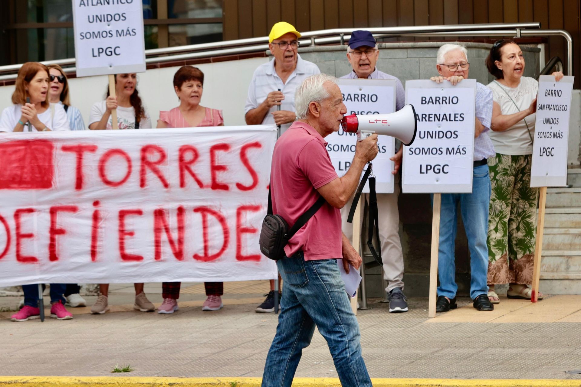 Los vecinos de Las Torres protestan frente a las oficinas municipales