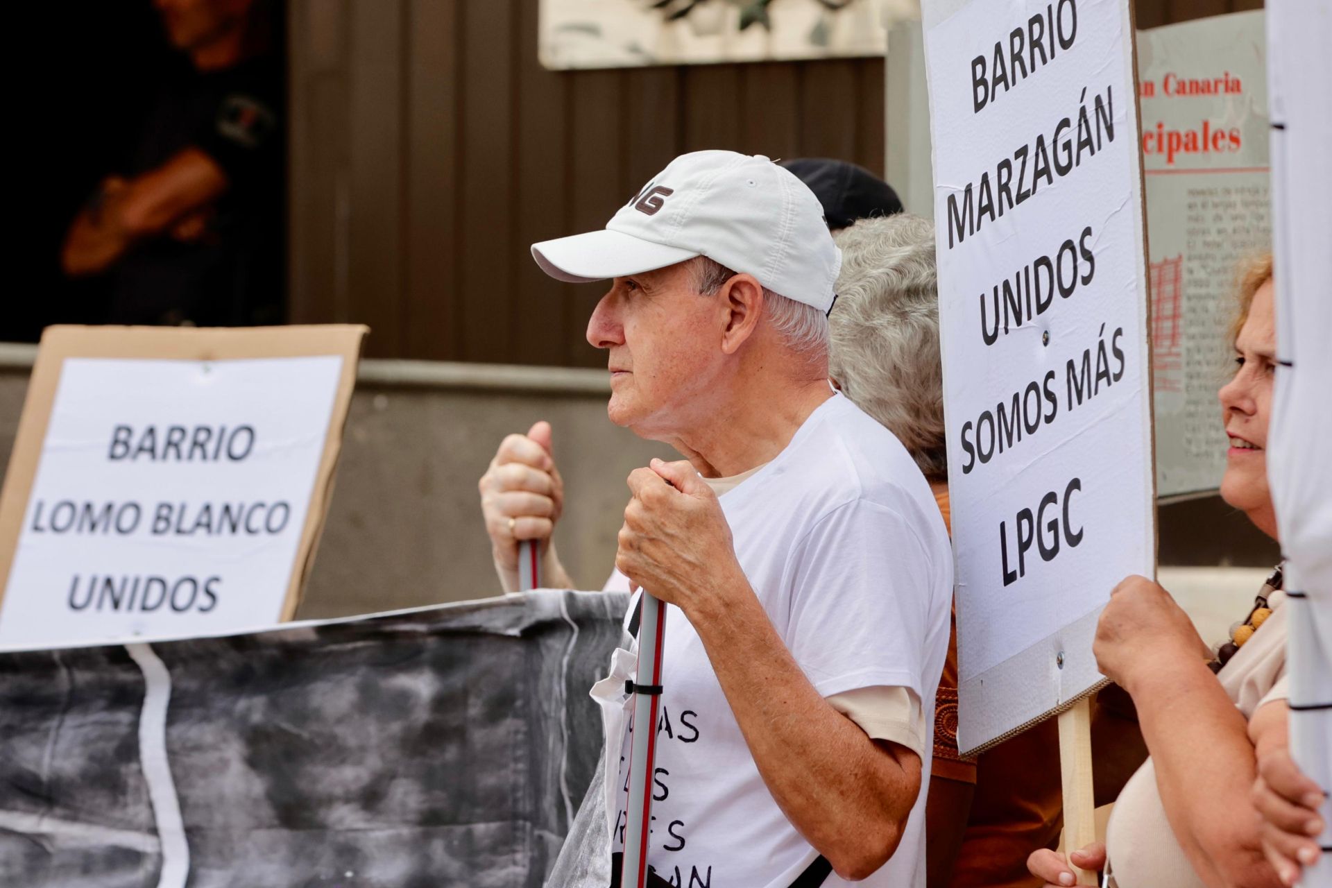 Los vecinos de Las Torres protestan frente a las oficinas municipales