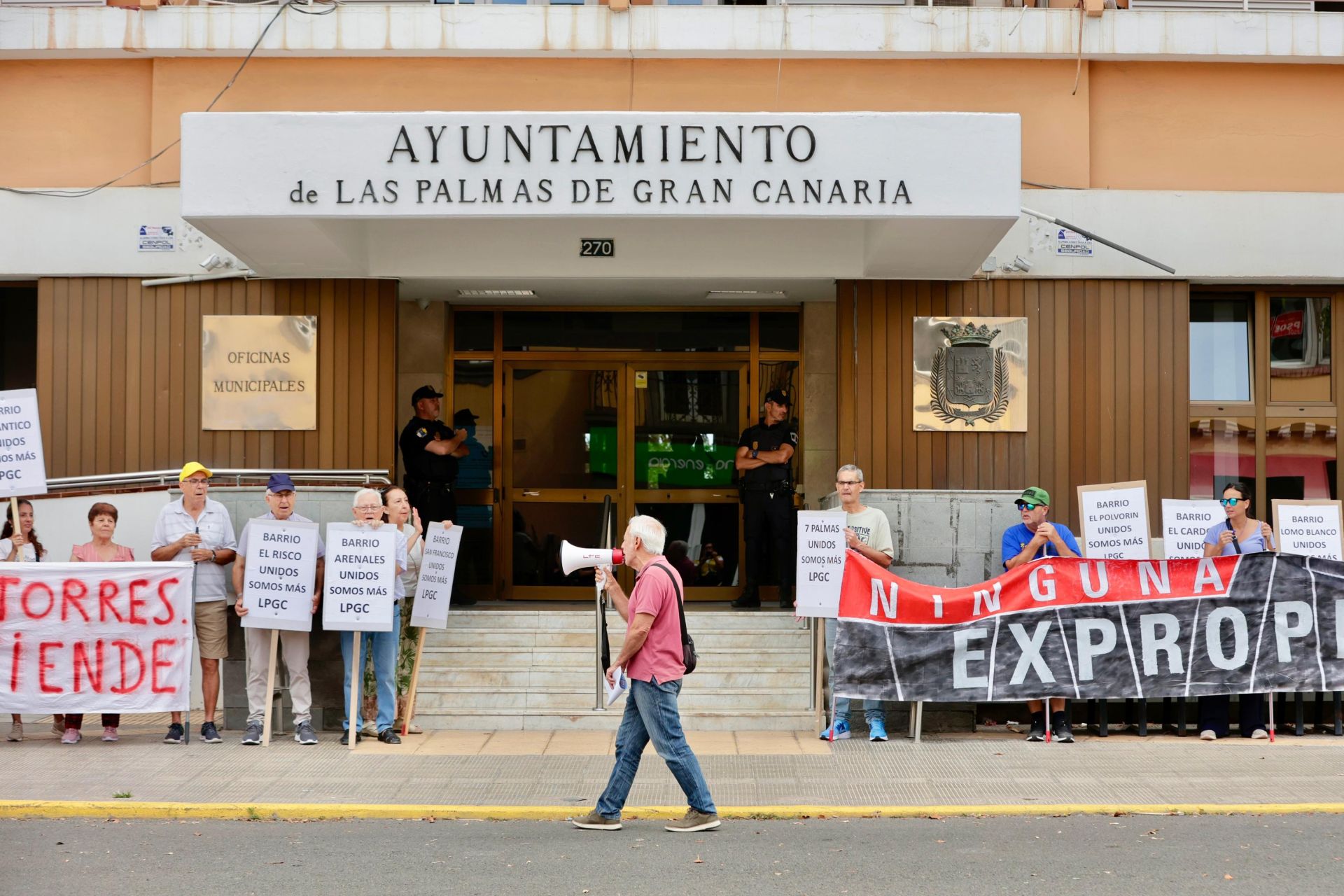 Los vecinos de Las Torres protestan frente a las oficinas municipales