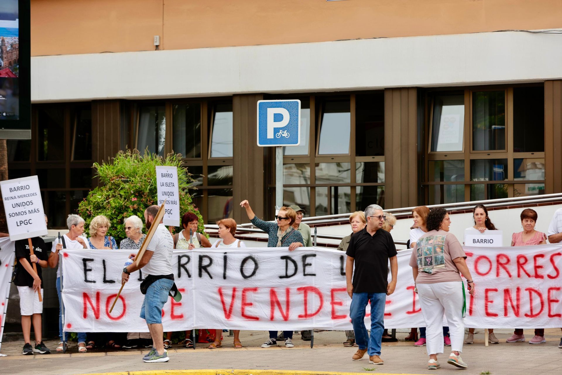 Los vecinos de Las Torres protestan frente a las oficinas municipales