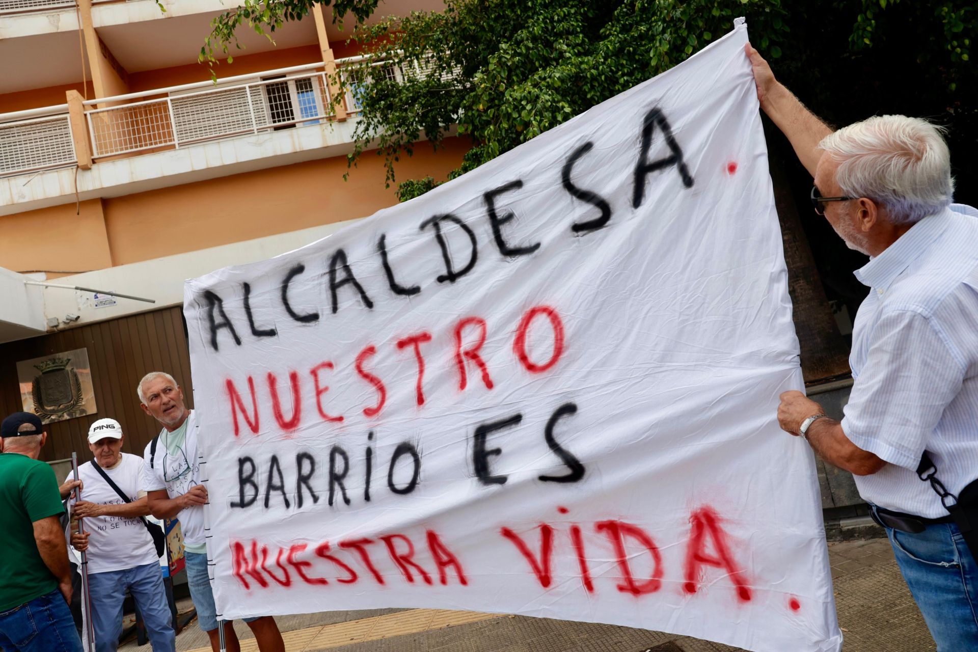 Los vecinos de Las Torres protestan frente a las oficinas municipales