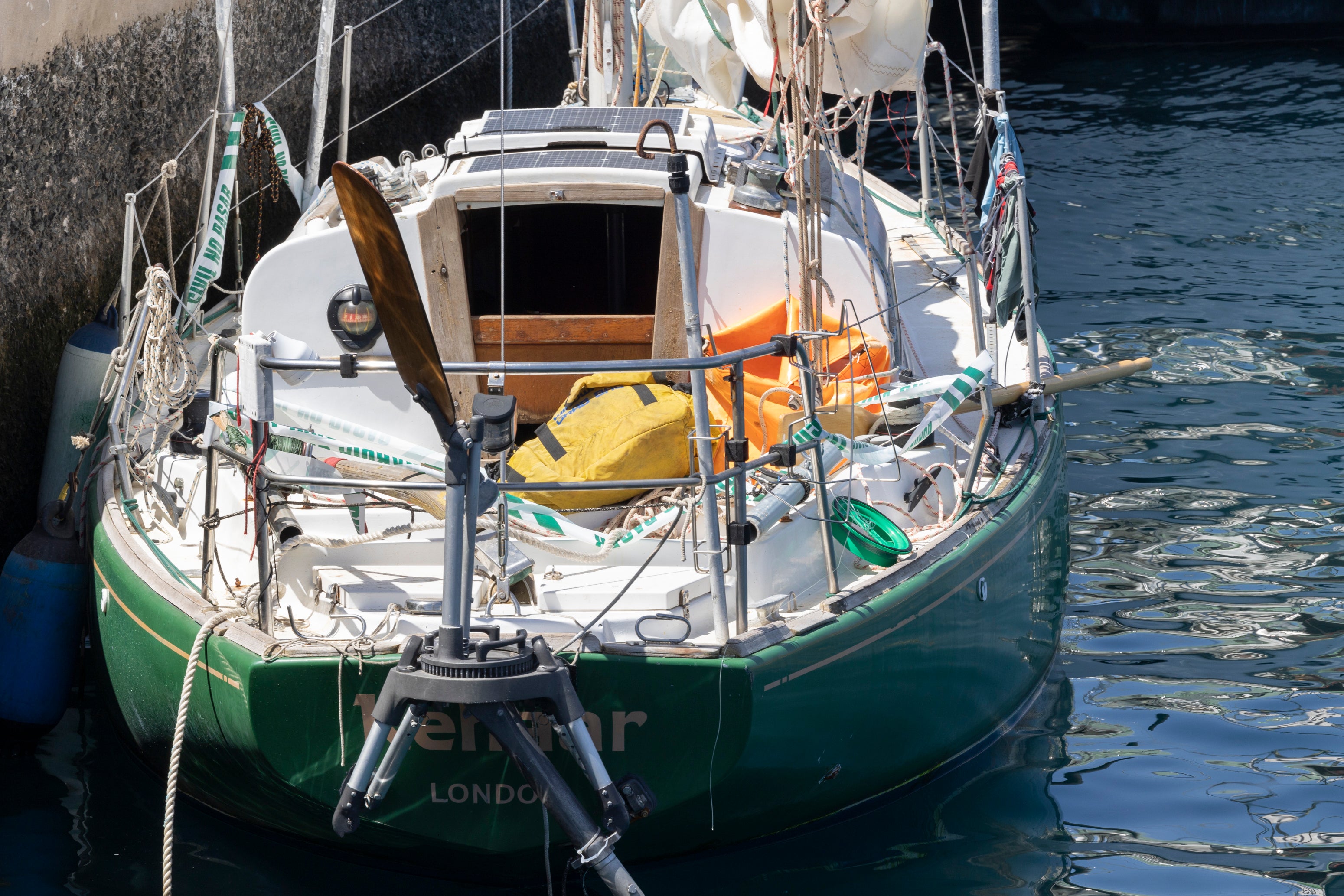 En la imagen, el velero 'Kehaar' del joven desaparecido amarrado en el puerto de Arguineguín.