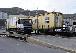 Un camión de basura entra en el vertedero de Salto del Negro.