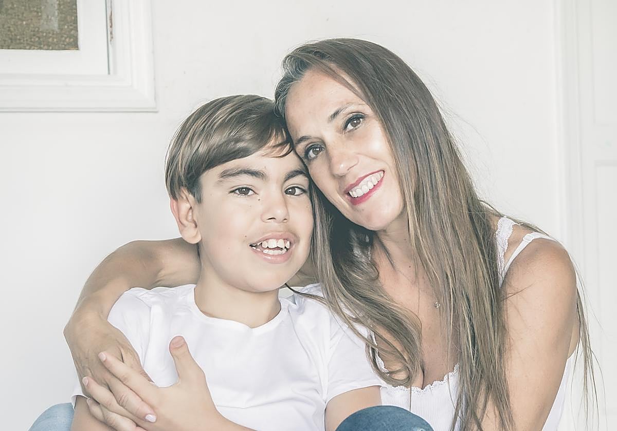 Eidher y su madre Jessica Portillo posando en una imagen reciente.