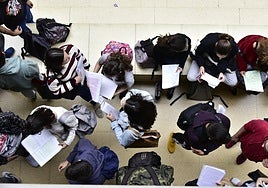 Foto de archivo de estdiantes repasando antes de iniciar un examen de la selectividad en la ULPGC.