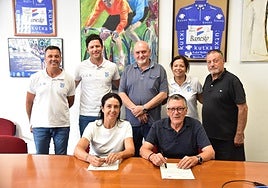 Noelia Pérez y el equipo técnico y operativo de ABIKE TEAM junto a los responsables de OCETA