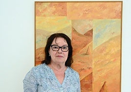 La artista Conchy Rivero, ante una de sus piezas.