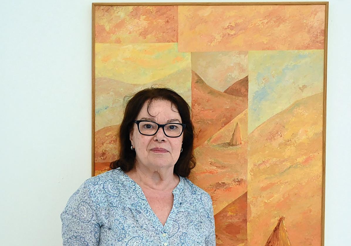 La artista Conchy Rivero, ante una de sus piezas.