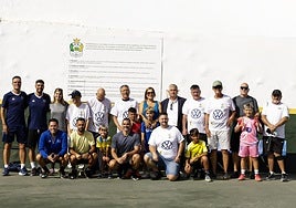 Imagen de algunos de los participantes, con la presencia del presidente de la FIFLP, Juan José Arencibia, y del Director Técnico de la Selección de Fútbol de la Federación Interinsular, José Ojeda.