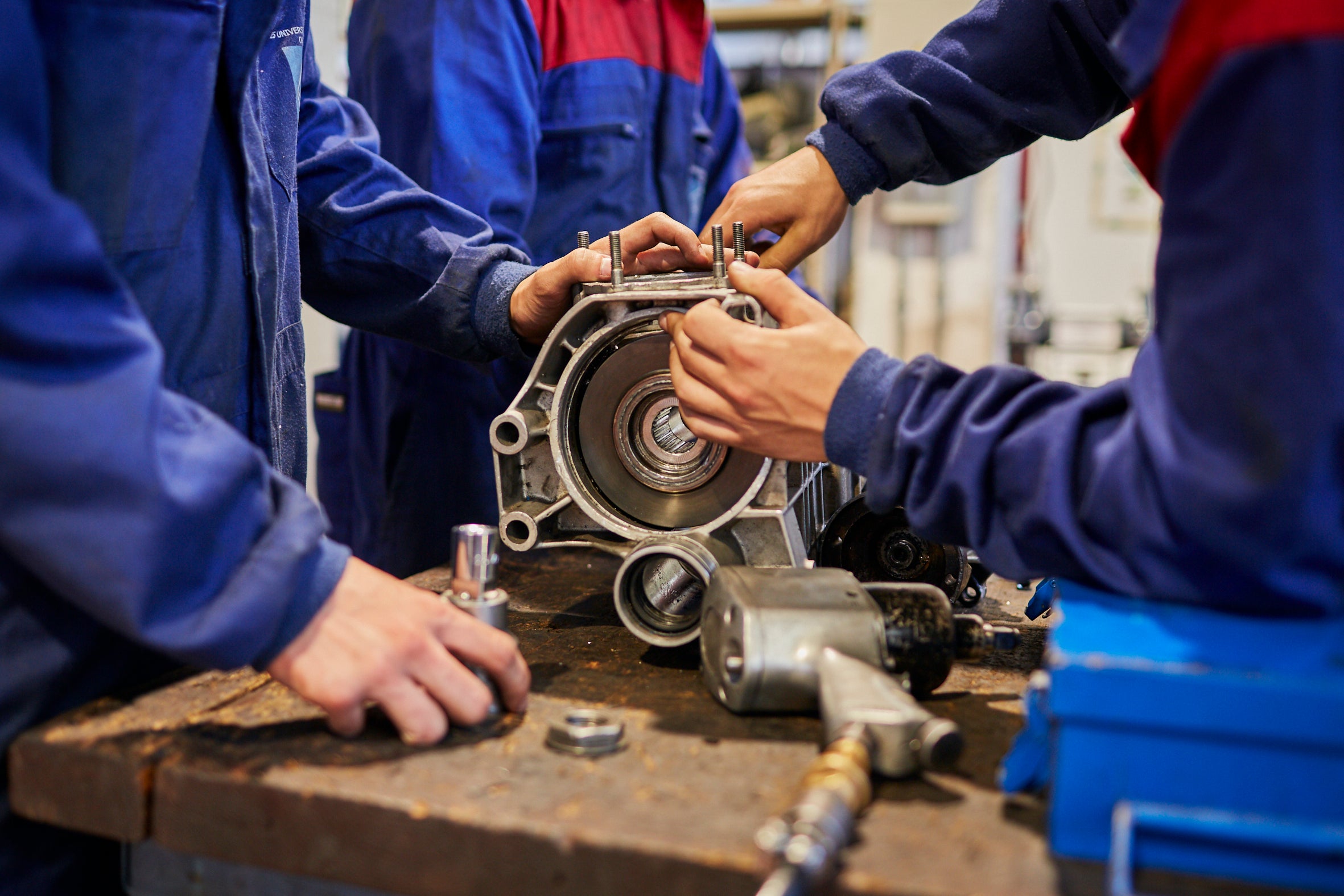 Alumnos de un ciclo de mecánica de FP.