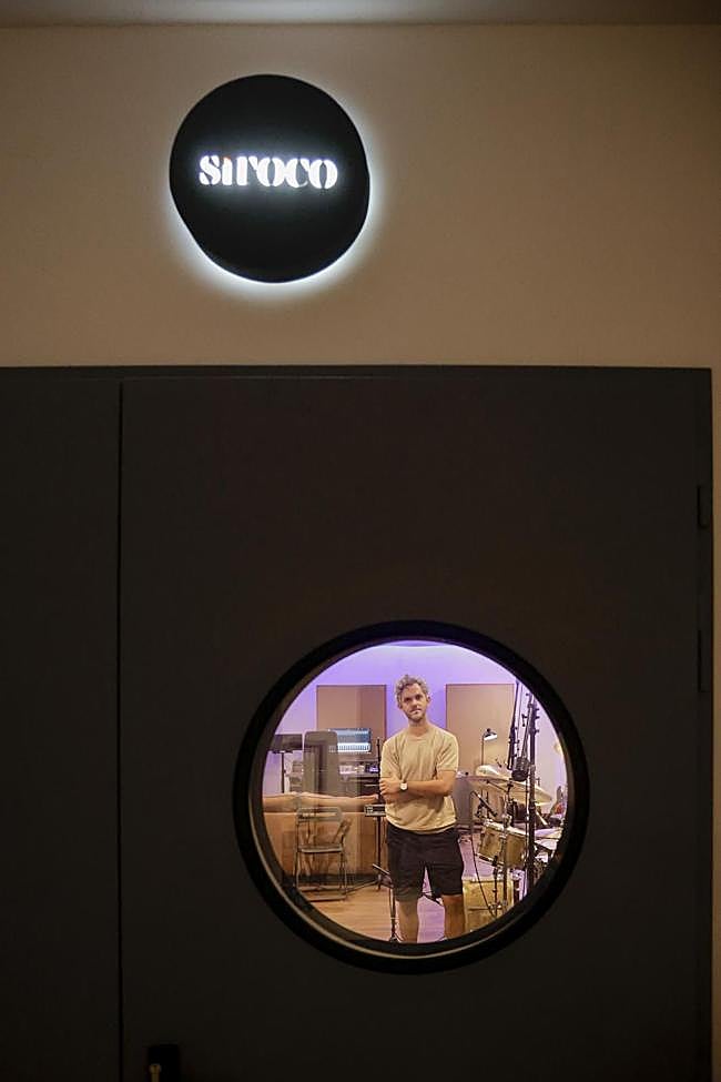 Pablo Quintana, al fondo, visto a través de una de las puertas de Siroco.