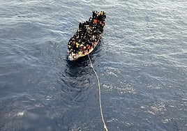 Imagen del cayuco publicada por Salvamento Marítimo el 24 de agosto.