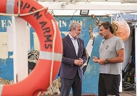 El presidente de Canarias, Fernando Clavijo, y el presidente y fundador de la ONG Open Arms, Óscar Camps, durante su visita de este jueves al buque de la ONG.