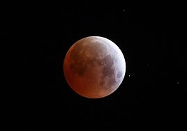 Foto de archivo de una Luna de sangre en un eclipse lunar.