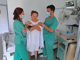 Fisioterapeutas con una paciente.