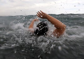 Imagen de un bañista en el agua.