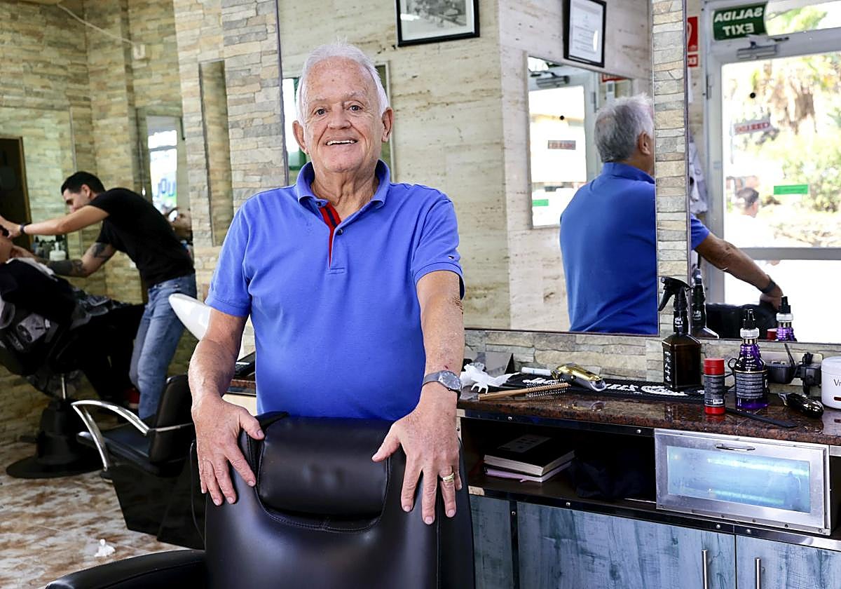 Graciliano Medina en el salón de la peluquería que regenta en el barrio de Sansofé desde hace 45 años.