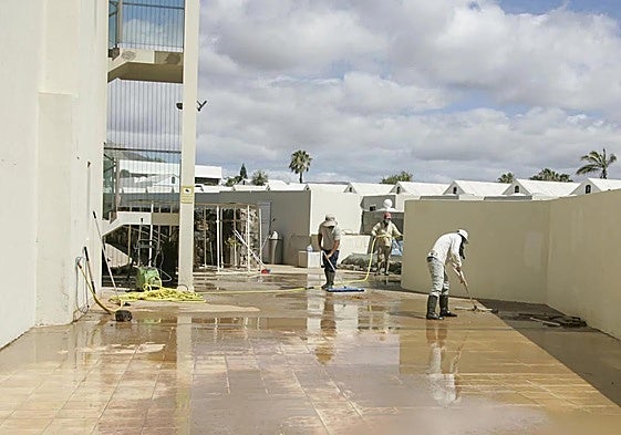 Daños en un complejo de Costa Teguise, por las lluvias del 12 de abril.