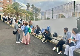 Imagen de la cola a las puertas del centro durante la mañana de este viernes.