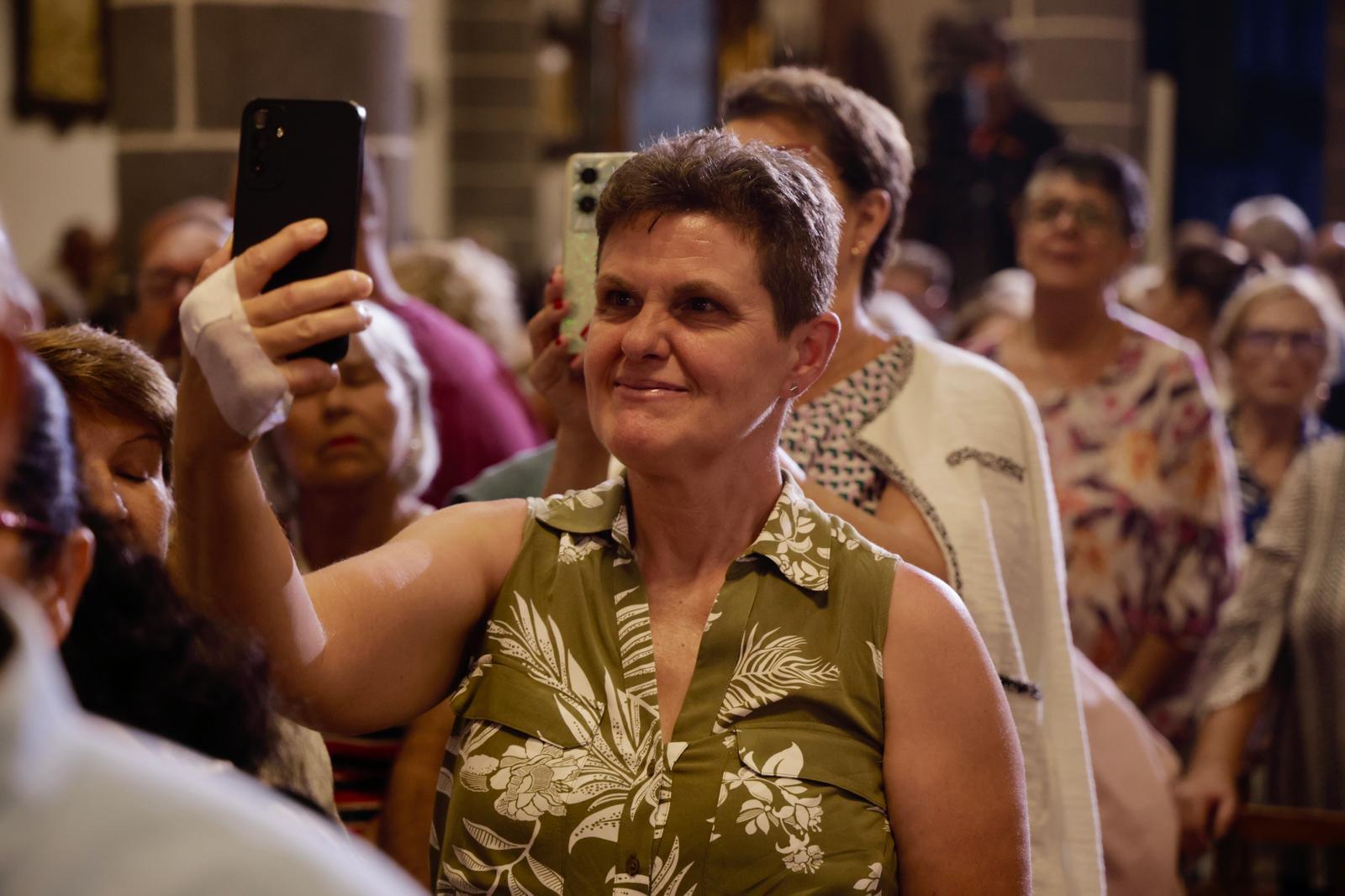 La bajada de la Virgen del Pino de su camarín, en imágenes